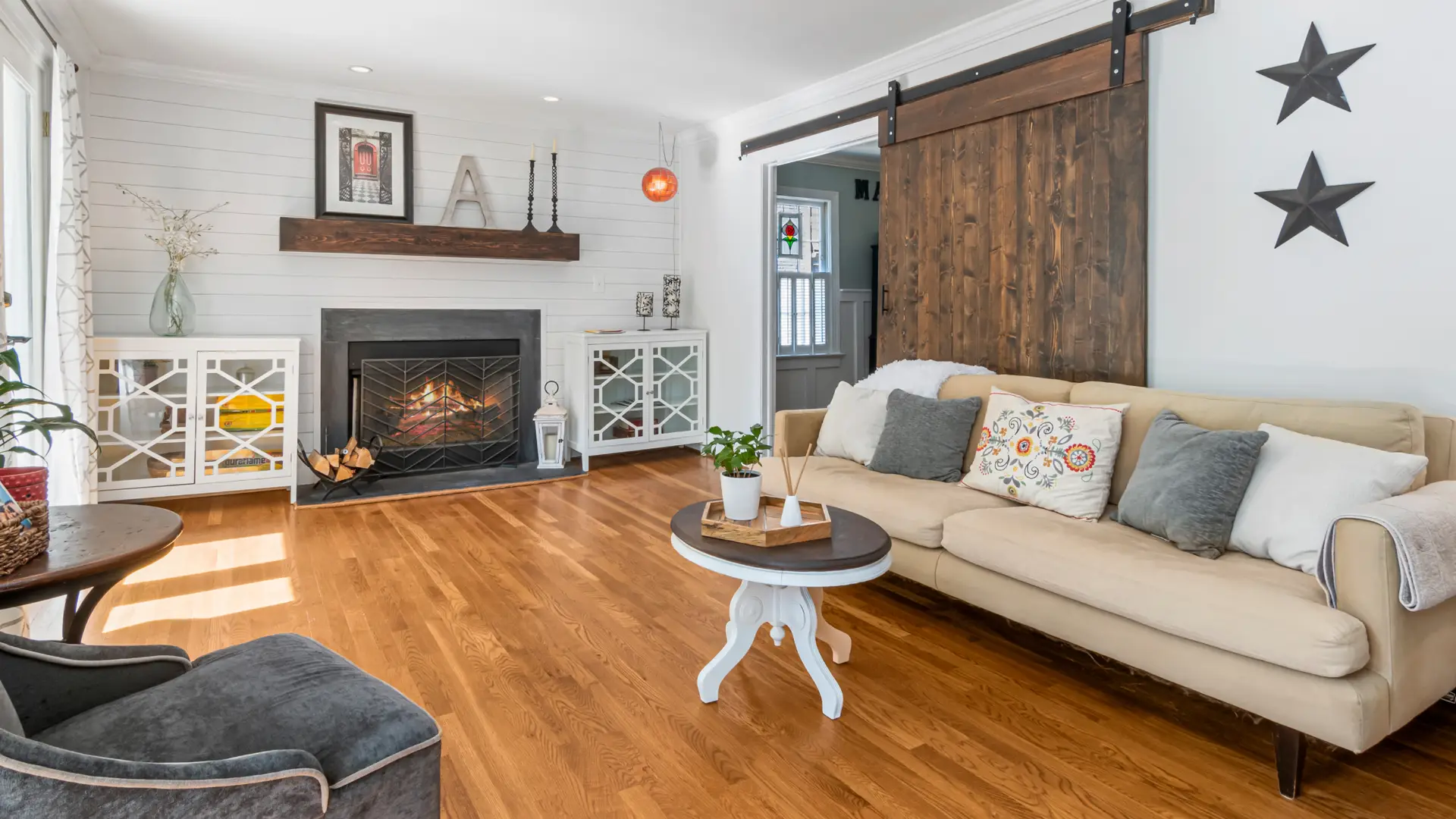 Livin room, comfortable and sanitized after a cleaning service by experts from Maid to Shine