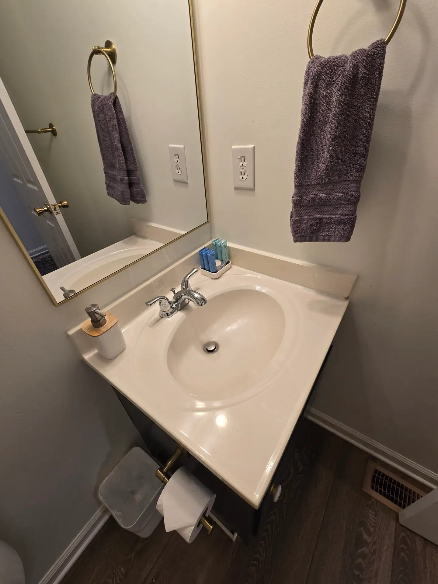 Bawthroom after a professional cleaning by Maid to Shine